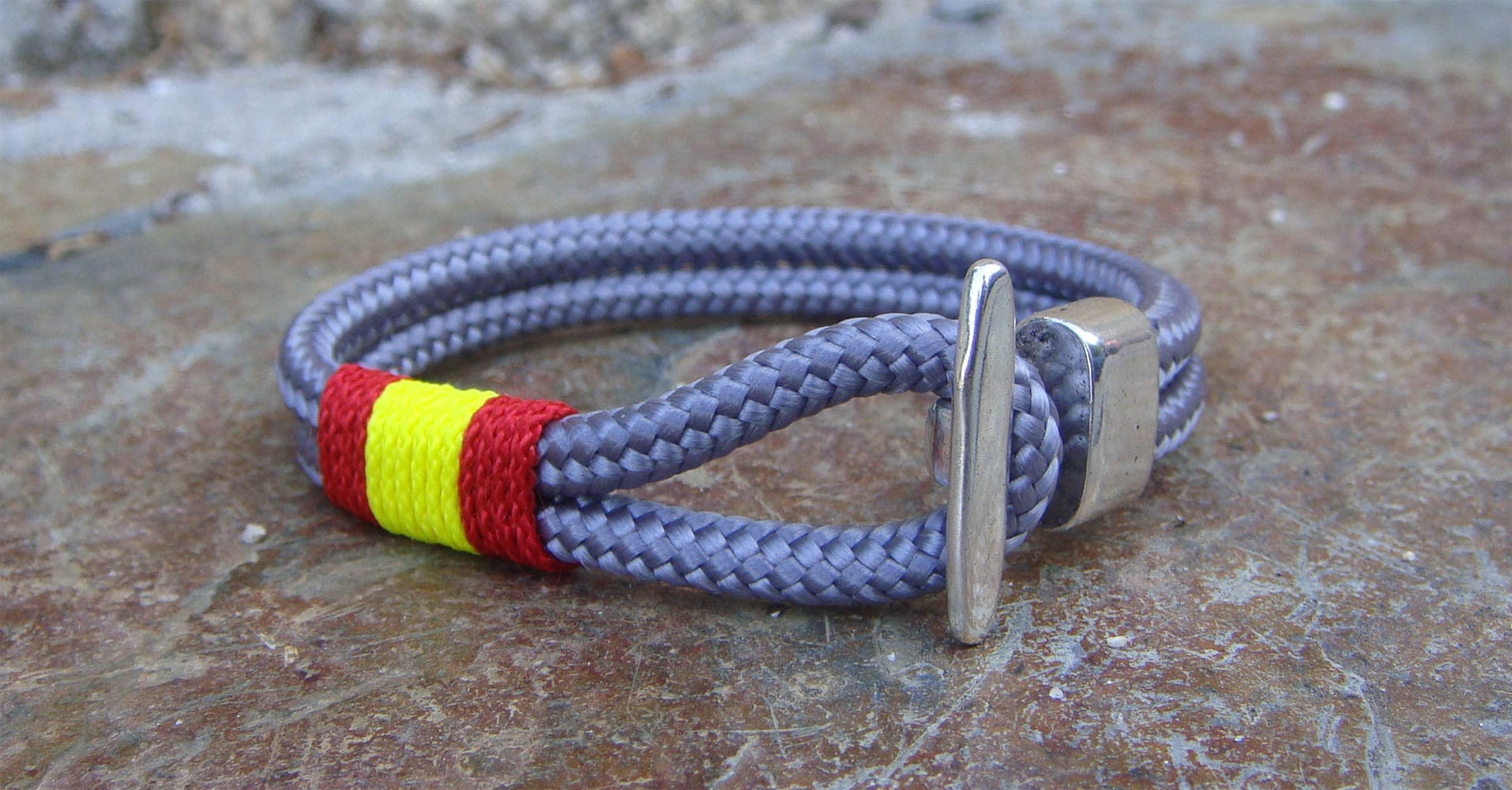 Pulsera náutica bandera de España gris con cierre amarre
