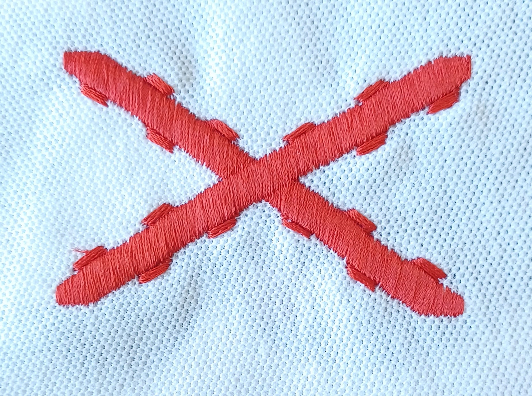 Bordado de la Cruz de Borgoña con bandera de España en polo blanco