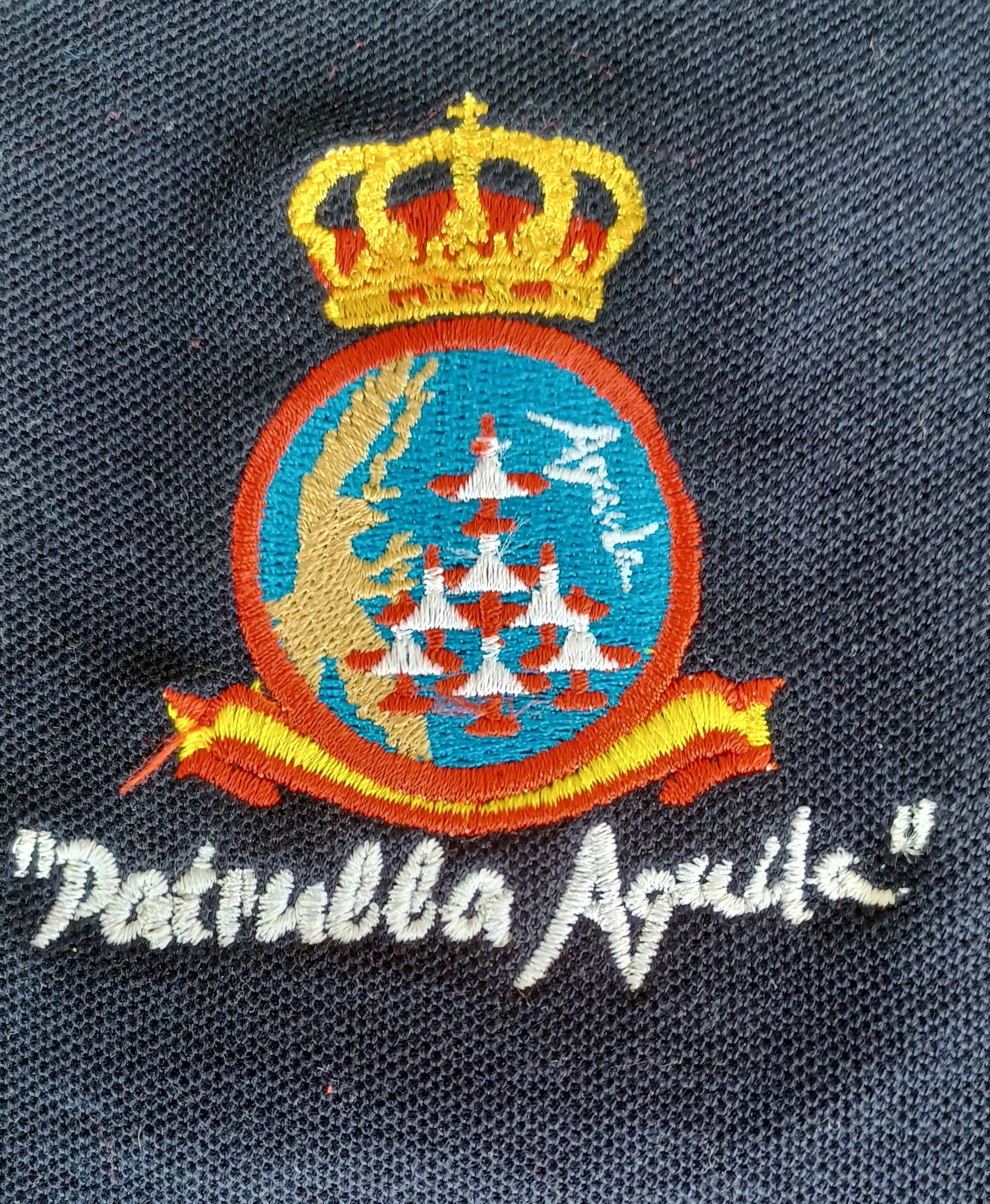Escudo Patrulla Águila bordado en polo marino