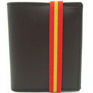 Cartera piel marrón con cierre de elástico de bandera de España. Hecha a mano en España