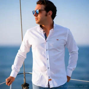 Camisa blanca con detalle escocés y bandera de España en hombre