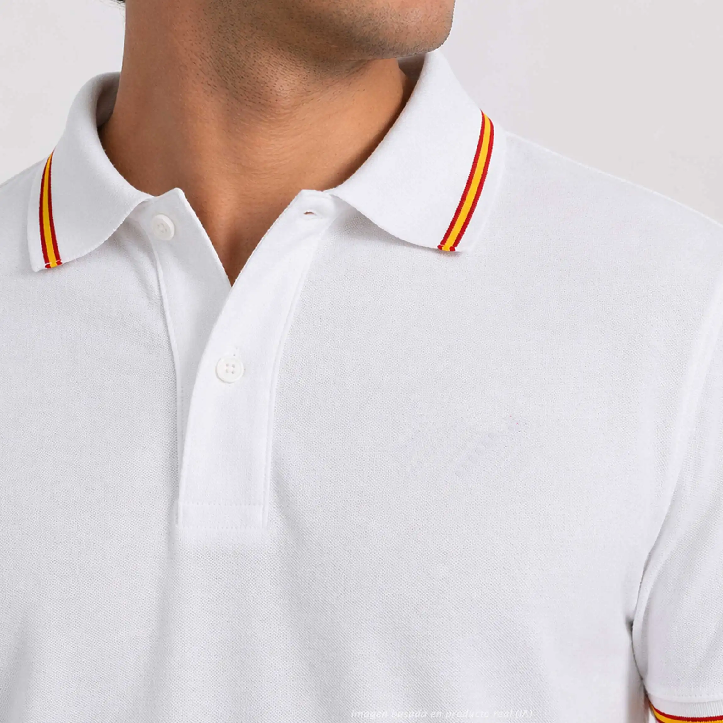 detalle cuello polo blanco con bandera de España entretejida