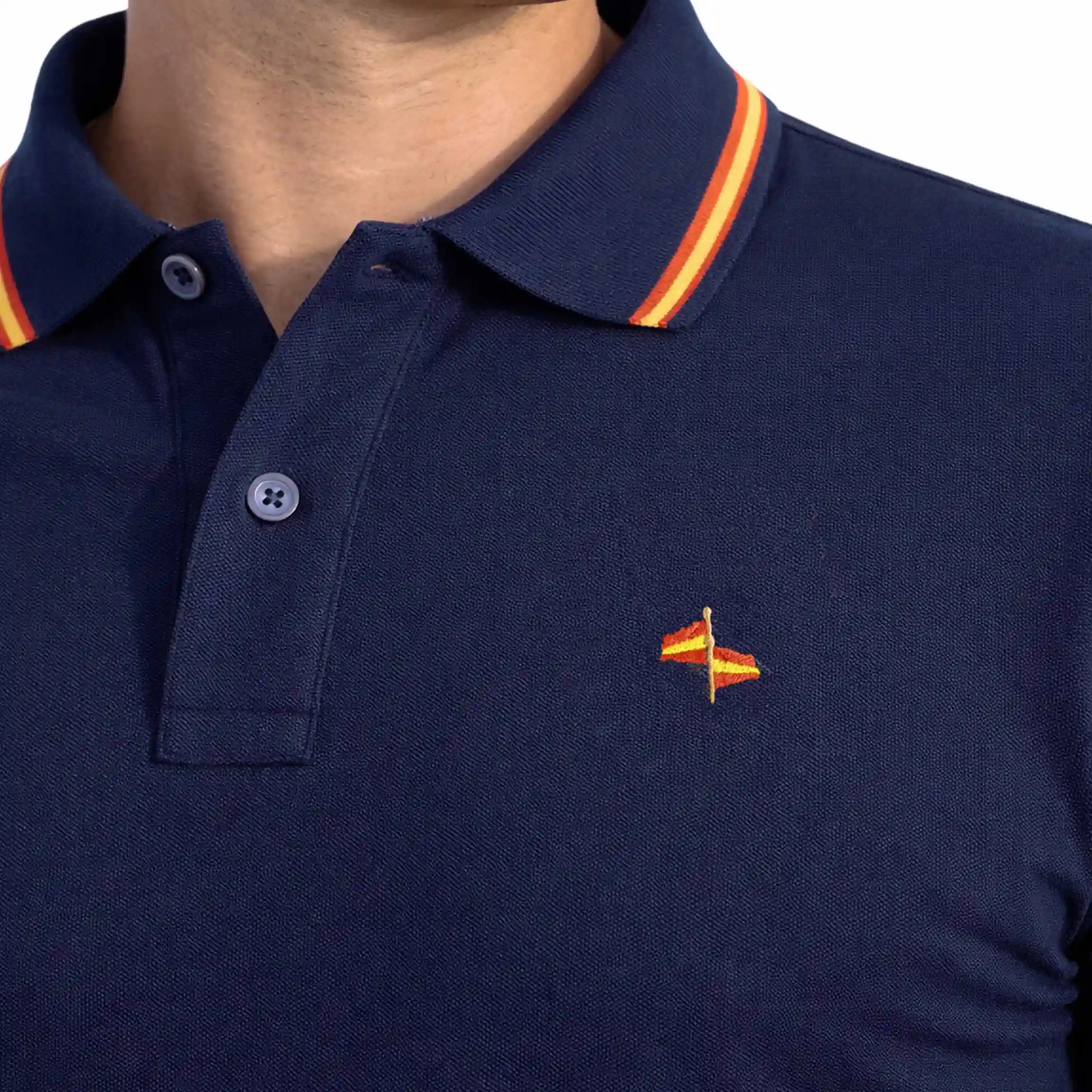 detalle banderas de españa bordadas en polo marino hombre