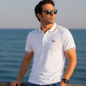 Polo blanco con banderas de España en mástil hobre
