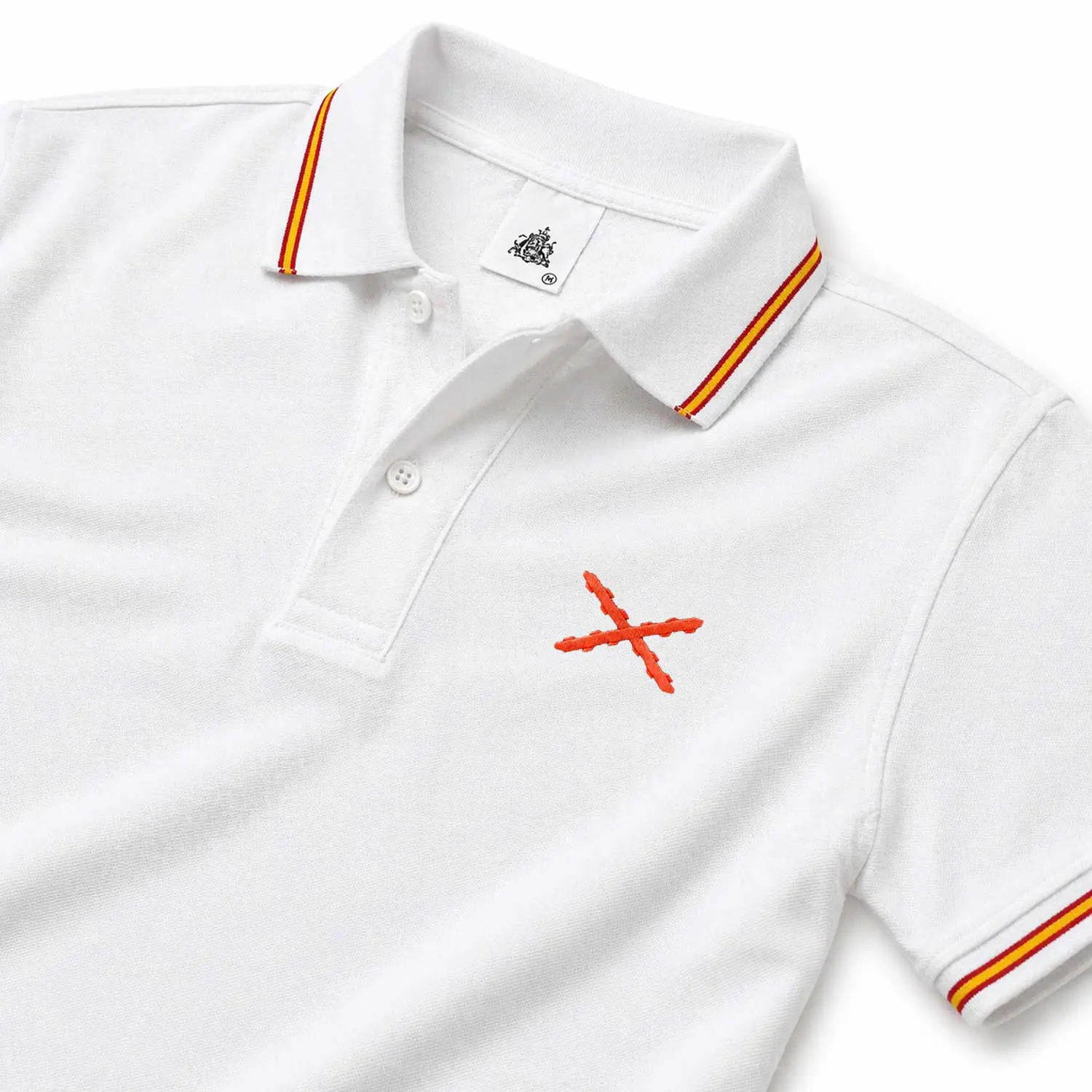 polo blanco cruz de borgoña sin modelo con detalle de bandera en cuello