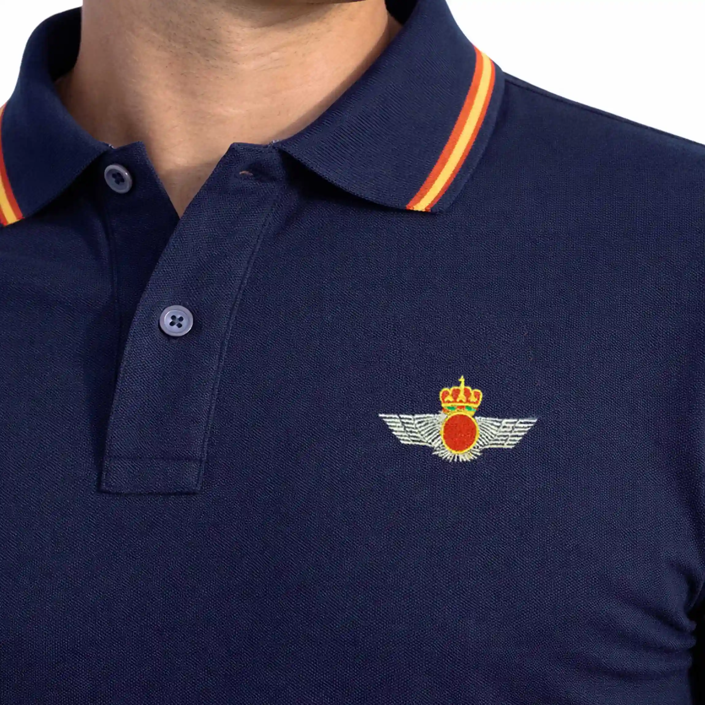 detalle emblema ejercito del aire bordado en polo marino con bandera de España