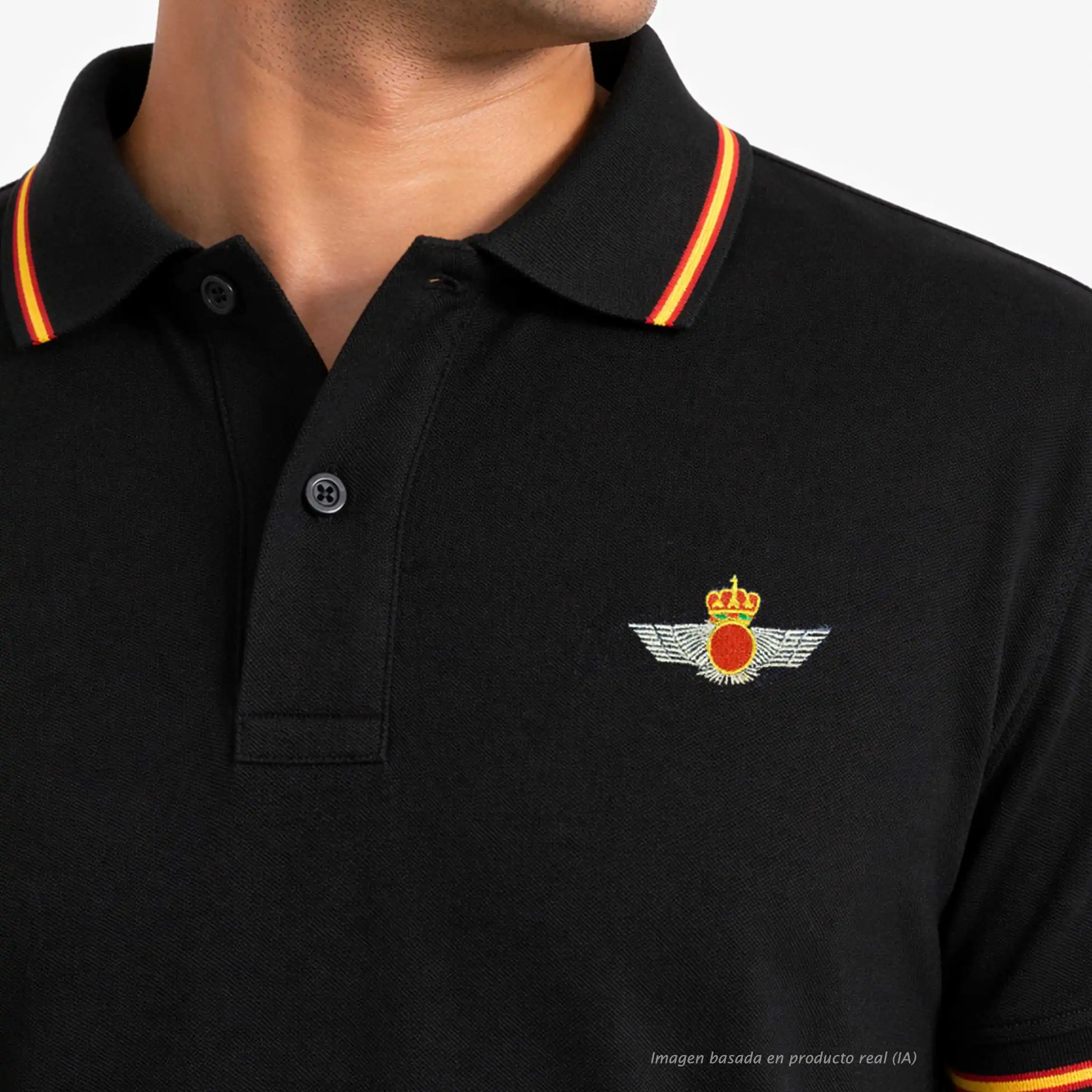 detalle emblema ejercito del aire bordado en polo negro con bandera de España