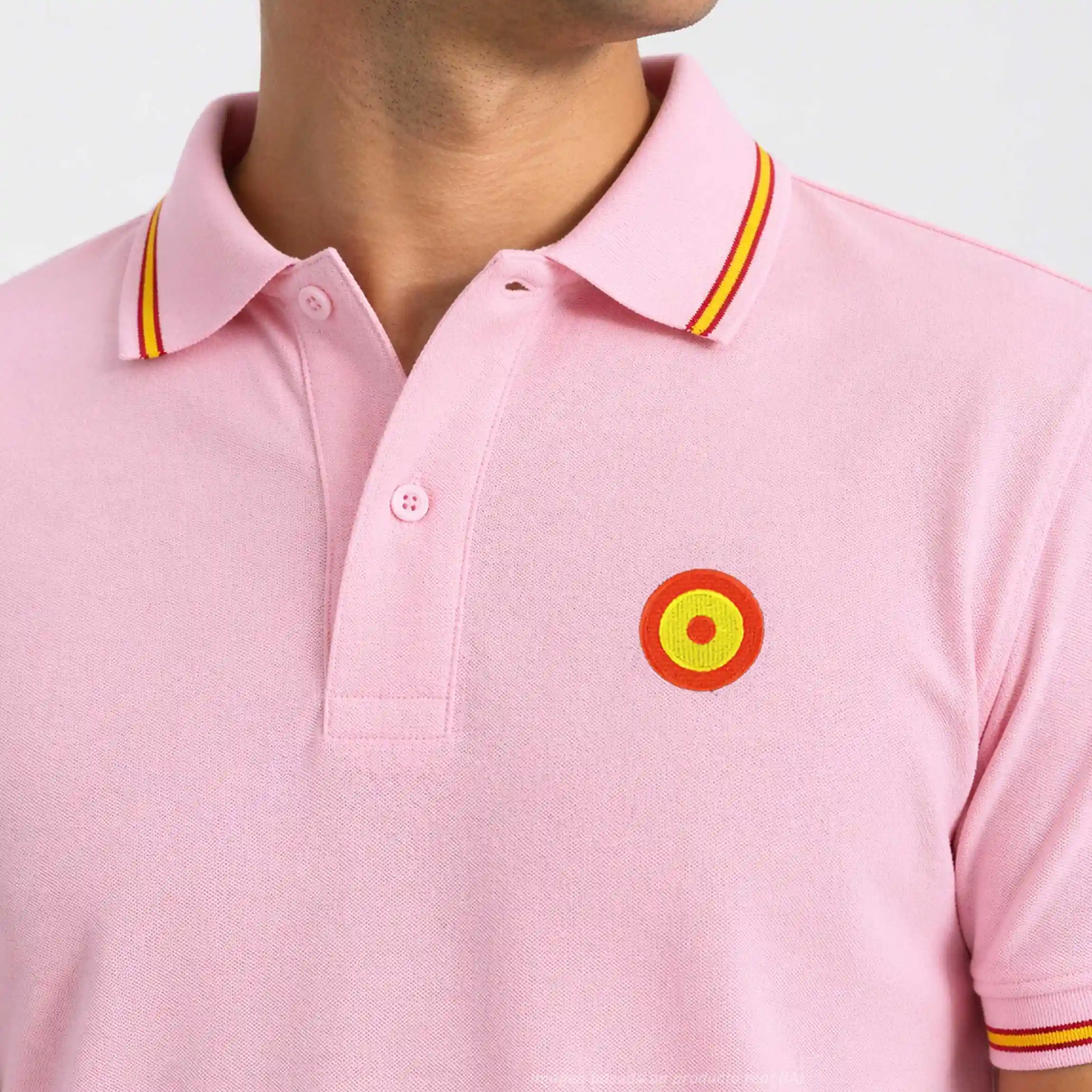 detalle escarapela España en polo rosa de hombre