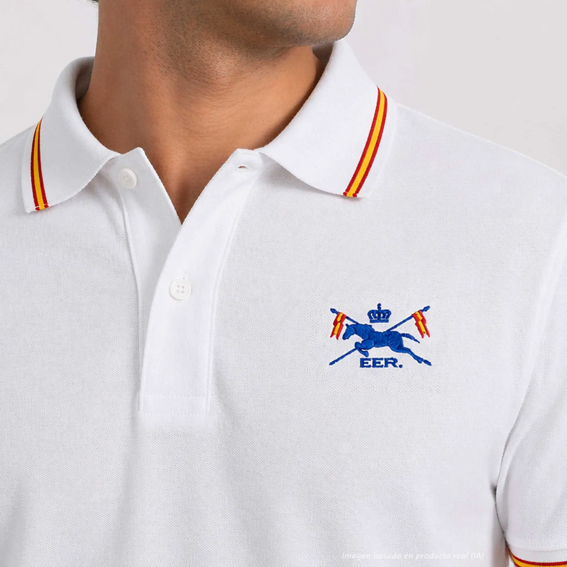 Detalle bordado Escuadrón de Escolta Real en polo blanco