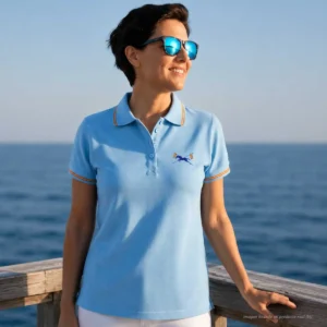 Detalle lateral del polo Escuadrón de Escolta Real celeste mujer con bordado exclusivo