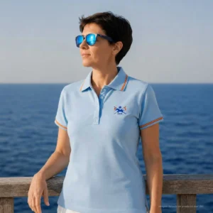 Detalle lateral del polo Escuadrón de Escolta Real celeste mujer con bordado exclusivo