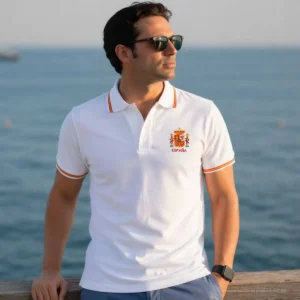 polo blanco escudo España hombre look elegante verano