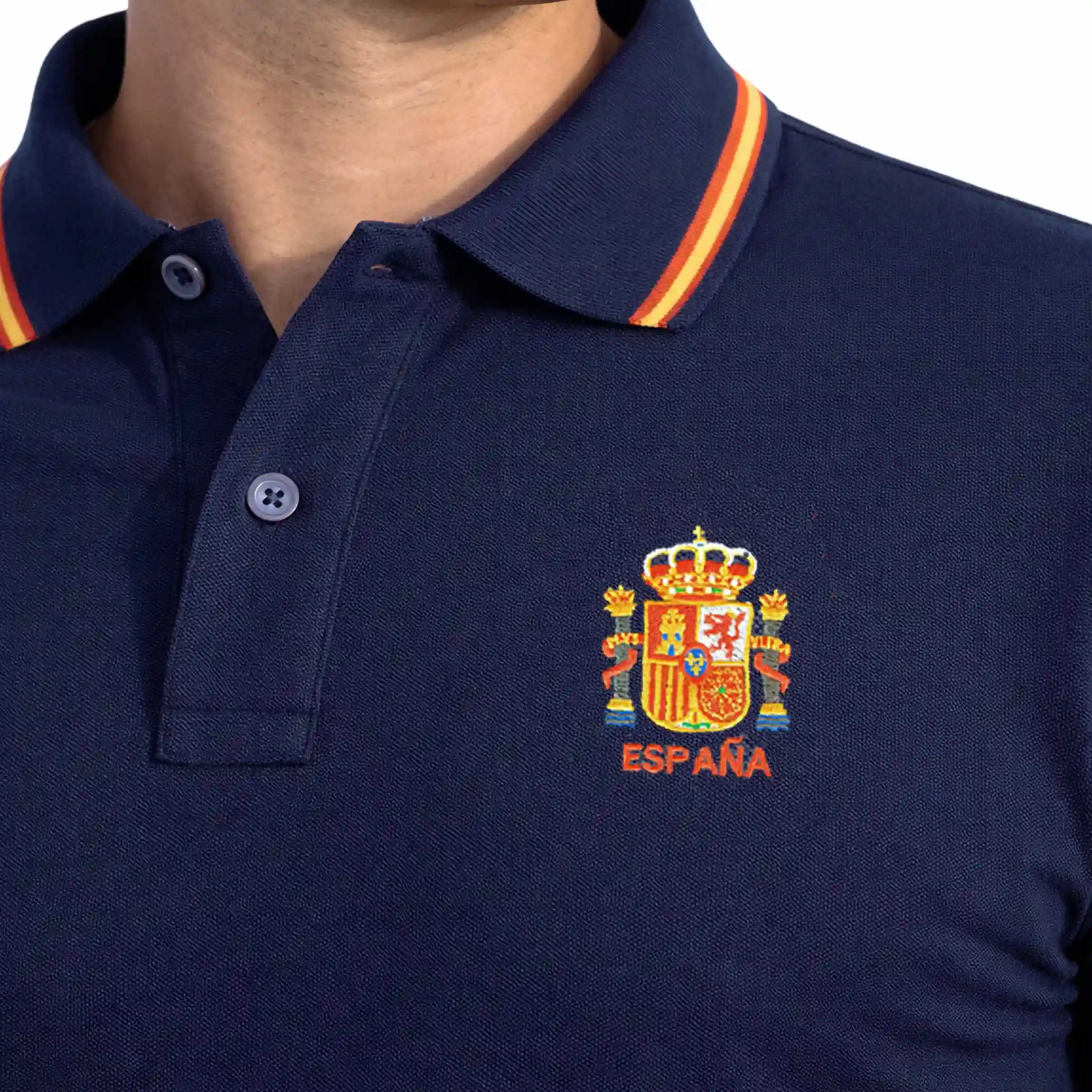 detalle escudo de España bordado en polo marino de hombre