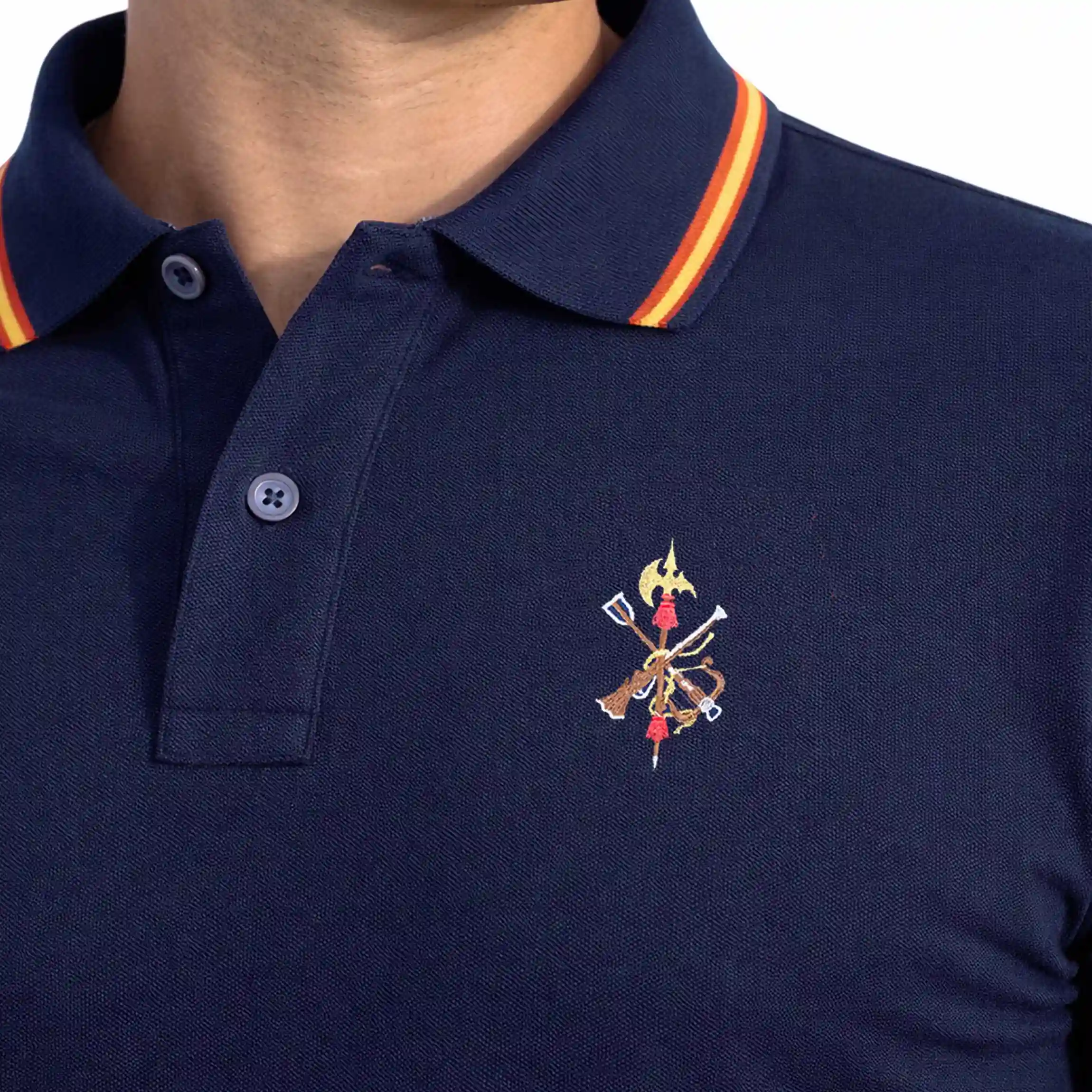 Detalle emblema Legión Española bordado en polo marino