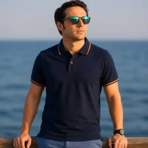 polo marino hombre con bandera de España en cuello y mangas