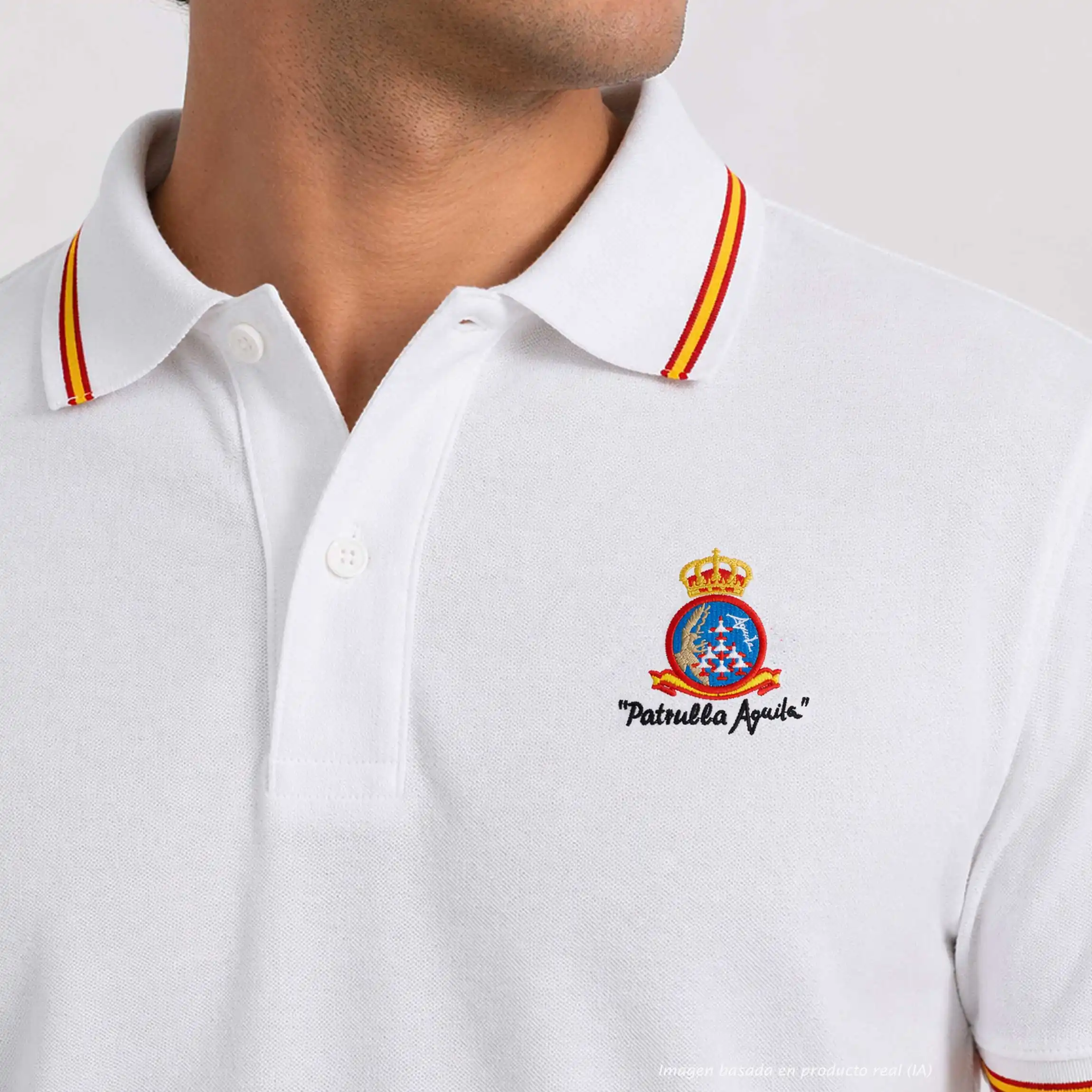 detalle emblema patrulla aguila bordado en polo blanco con bandera de España