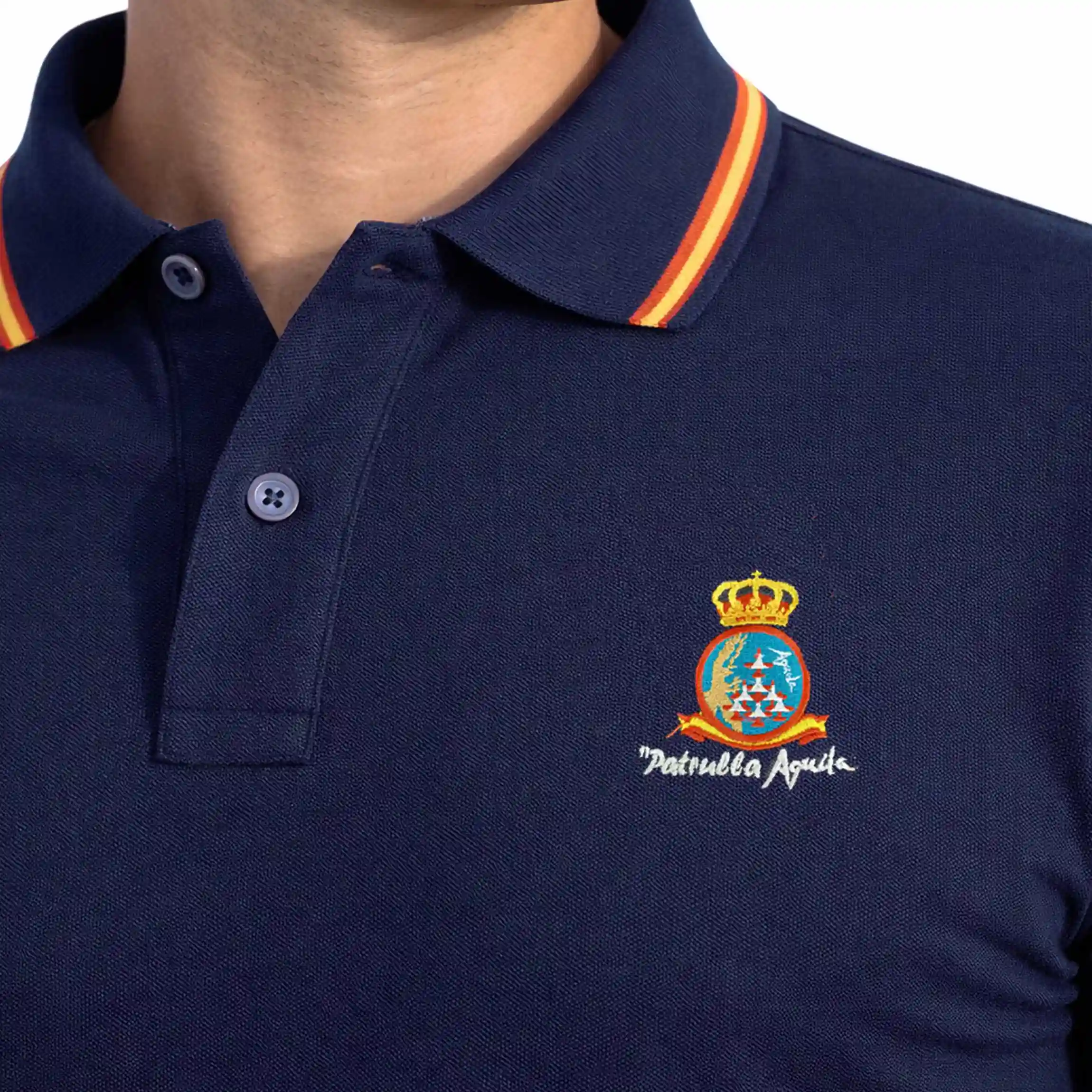 detalle emblema patrulla aguila bordado en polo marino