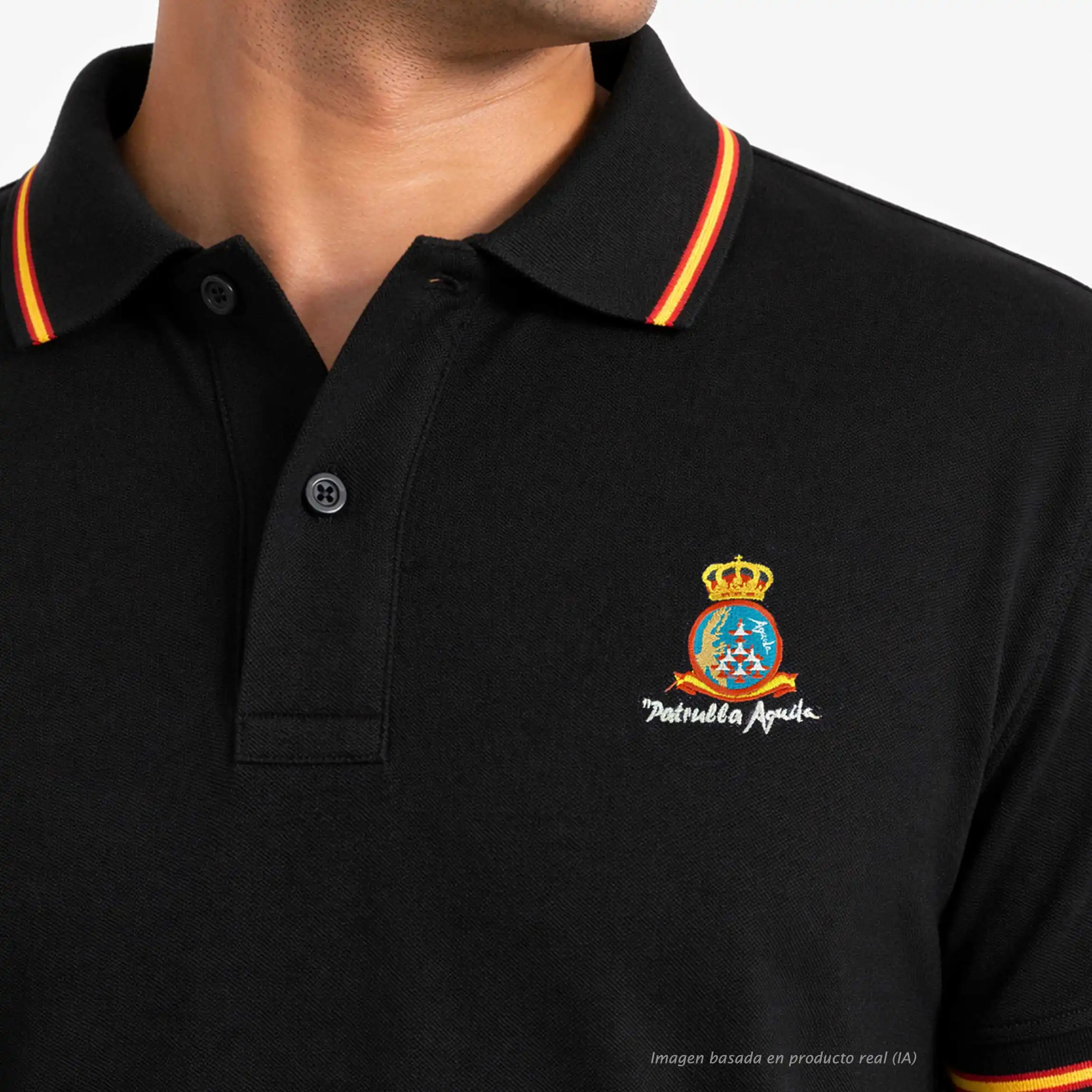 detalle bordado patrulla aguila en polo negro