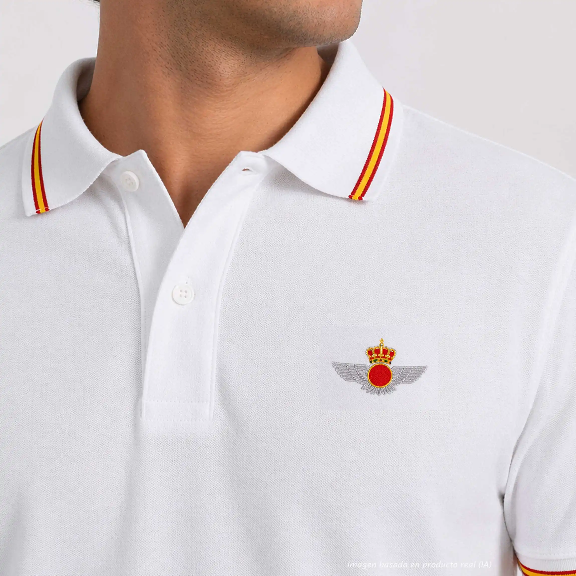 detalle bordado polo ejército del aire blanco con emblema aviación española