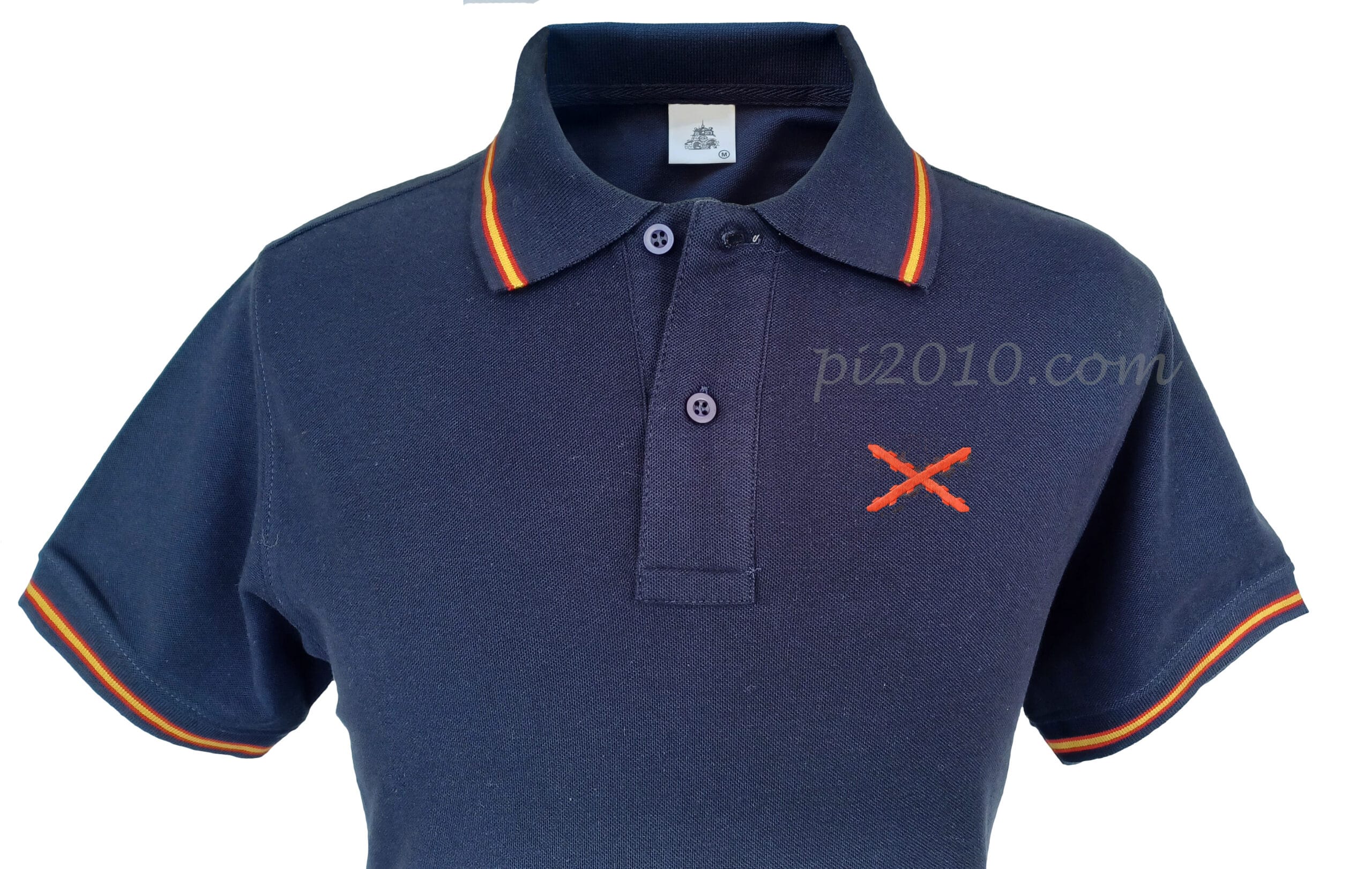 Detalle del pecho con bordado de la Cruz de Borgoña en polo marino