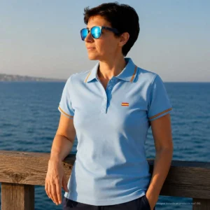 Polo celeste mujer con bandera de España bordada visto sobre modelo
