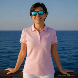 Detalle frontal del polo rosa mujer con bandera de España bordada