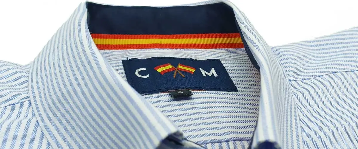 Detalle de cinta de la bandera de España en camisa PI2010